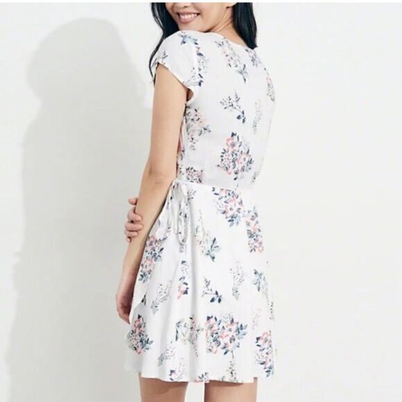 Hollister Floral Short Sleeve Mini Wrap Dress | SZ XS - Picture 5 of 15